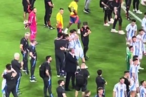 梅西在美洲杯颁奖典礼前慰问哥伦比亚球员