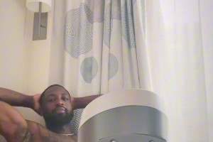 韦德晒视频：在巴黎酒店空调坏了 自己得整个吹吹